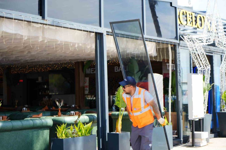 Konyaaltı Sahili’nde Kıyı Kanunu’na Uymayan İşletmelere 3 Gün Süre