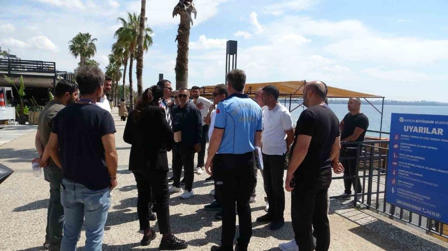 Konyaaltı Sahili’nde Kıyı Kanunu’na Uymayan İşletmelere 3 Gün Süre