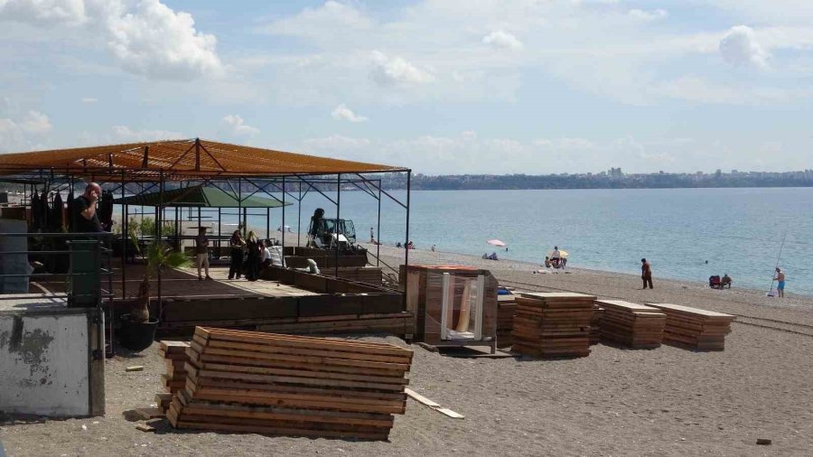 Konyaaltı Sahili’nde Kıyı Kanunu’na Uymayan İşletmelere 3 Gün Süre