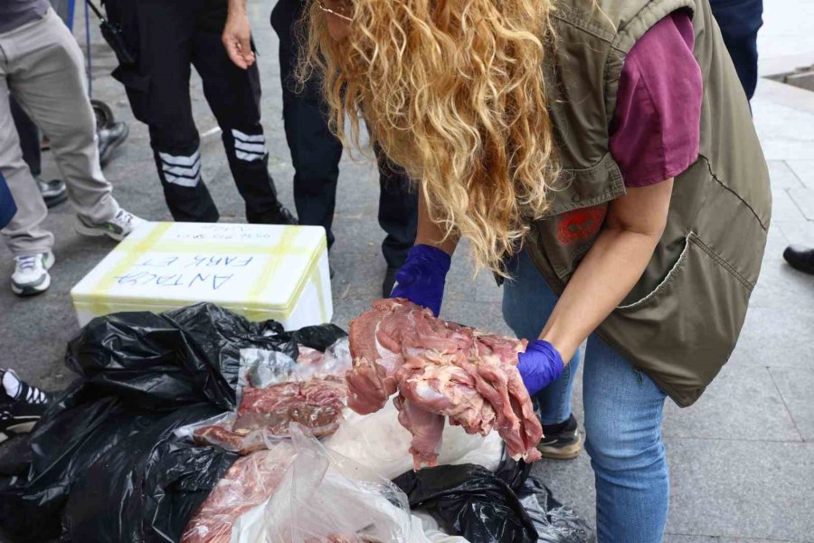 İzmir’den Antalya’ya Yolcu Otobüsüyle Çöp Poşetinde 300 Kilo Et Gönderdiler