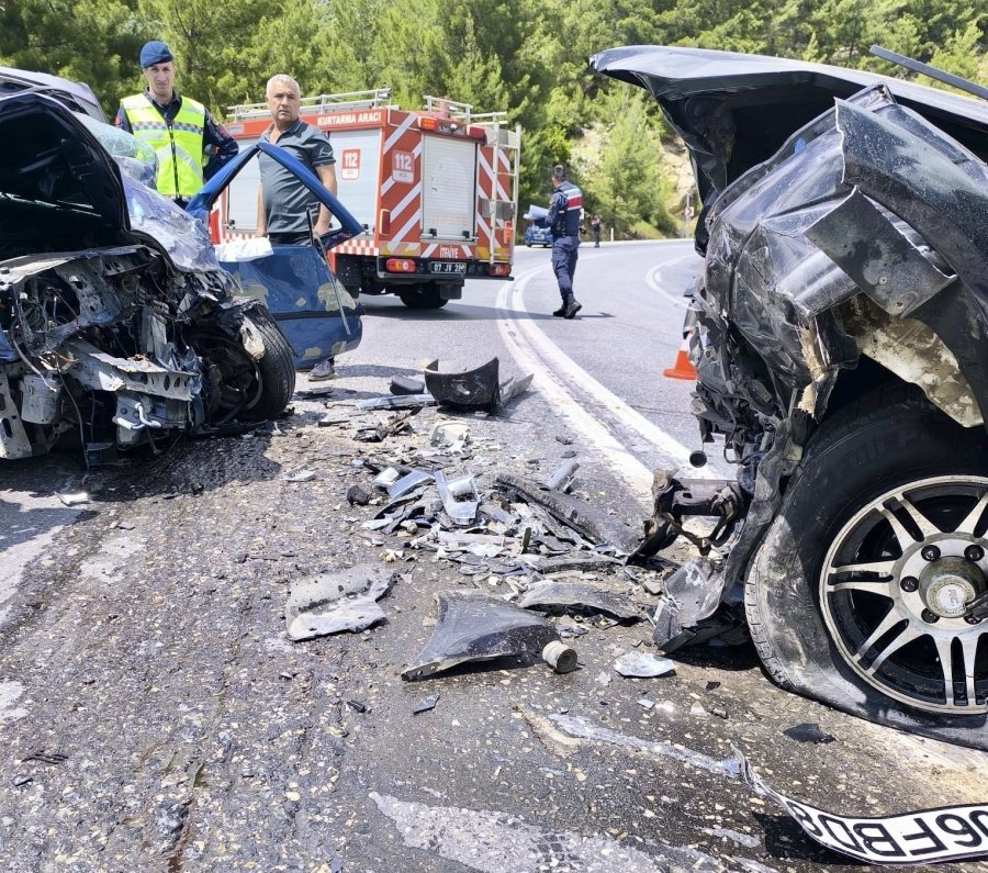 Antalya’da İki Araç Çarpıştı: 1 Ölü, 2 Yaralı