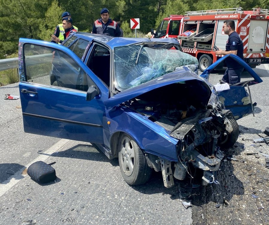 Antalya’da İki Araç Çarpıştı: 1 Ölü, 2 Yaralı