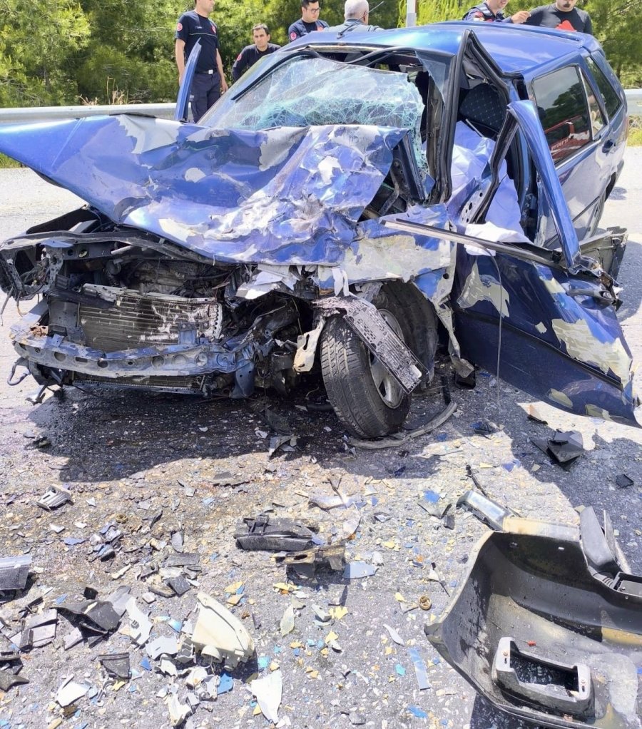 Antalya’da İki Araç Çarpıştı: 1 Ölü, 2 Yaralı