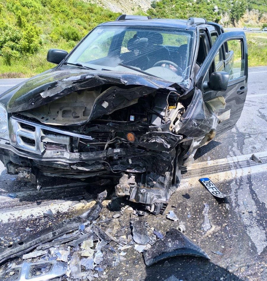 Antalya’da İki Araç Çarpıştı: 1 Ölü, 2 Yaralı