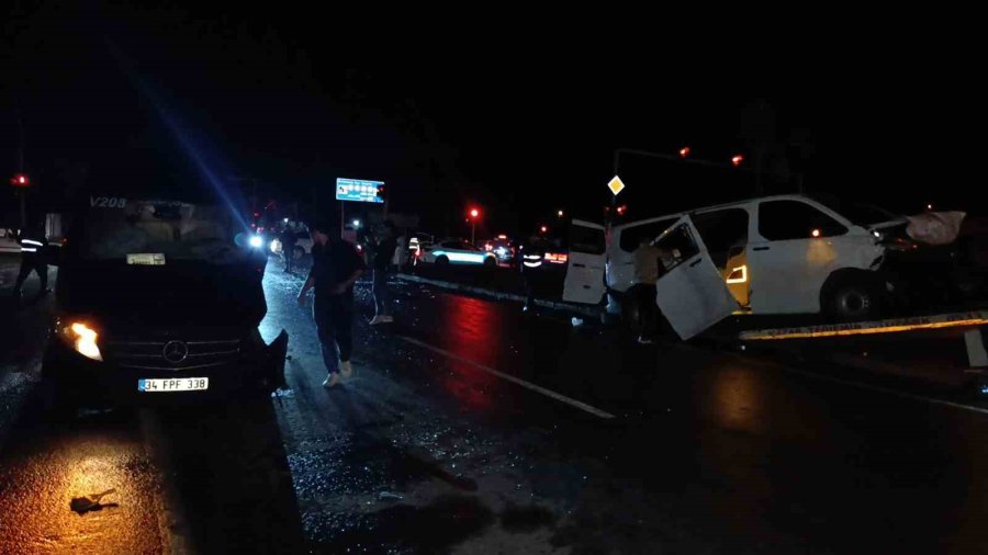 Aynı Firmaya Ait 2 Tur Aracı Çarpıştı, 4’ü Turist 6 Kişi Yaralandı