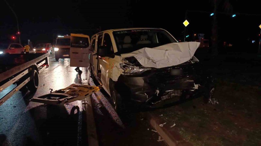 Aynı Firmaya Ait 2 Tur Aracı Çarpıştı, 4’ü Turist 6 Kişi Yaralandı