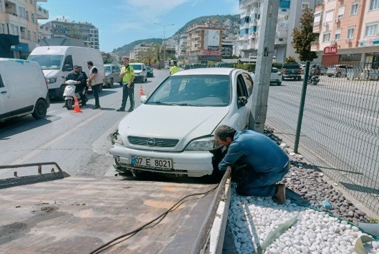 Alanya’da Refüje Çarpan Otomobil, Aydınlatma Direğine Çarparak Durabildi