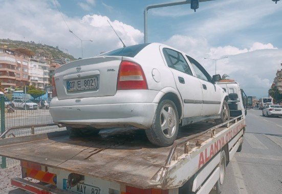 Alanya’da Refüje Çarpan Otomobil, Aydınlatma Direğine Çarparak Durabildi