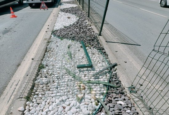 Alanya’da Refüje Çarpan Otomobil, Aydınlatma Direğine Çarparak Durabildi