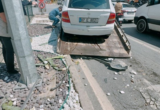 Alanya’da Refüje Çarpan Otomobil, Aydınlatma Direğine Çarparak Durabildi