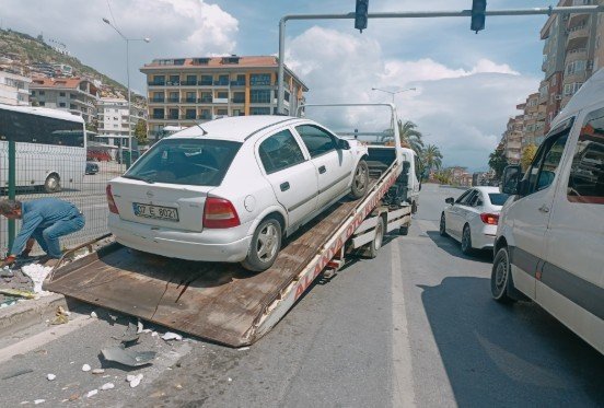 Alanya’da Refüje Çarpan Otomobil, Aydınlatma Direğine Çarparak Durabildi