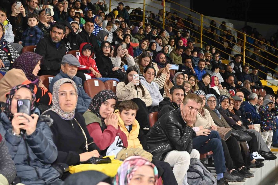 Kumluca’da Halk Oyunları Şöleni Festivale Renk Kattı