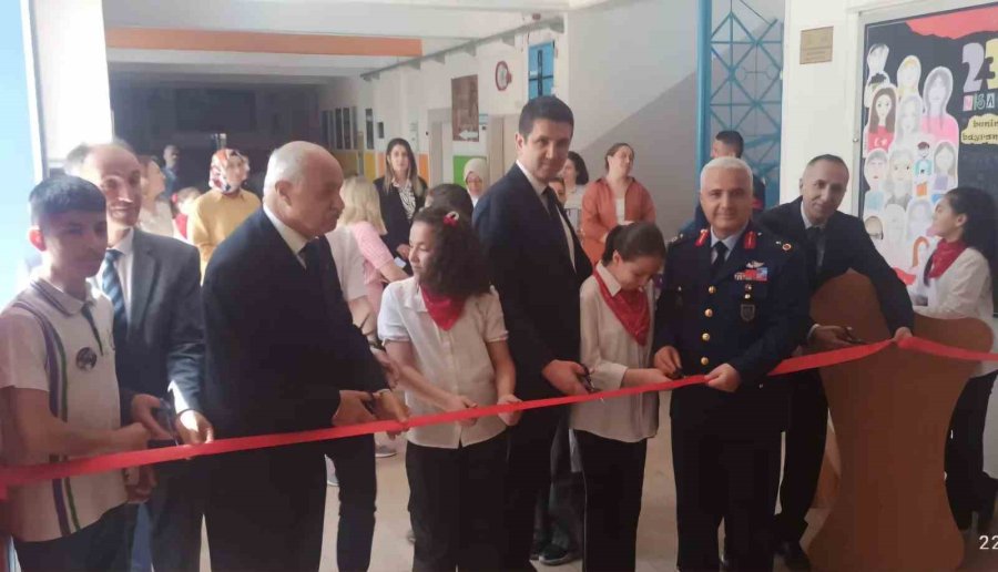 Eskişehir Orgeneral Halil Sözer Ortaokulu‘nda ‘atatürk Çocukları Çok Severdi’ İsimli Resim Ve Fotoğraf Sergisi