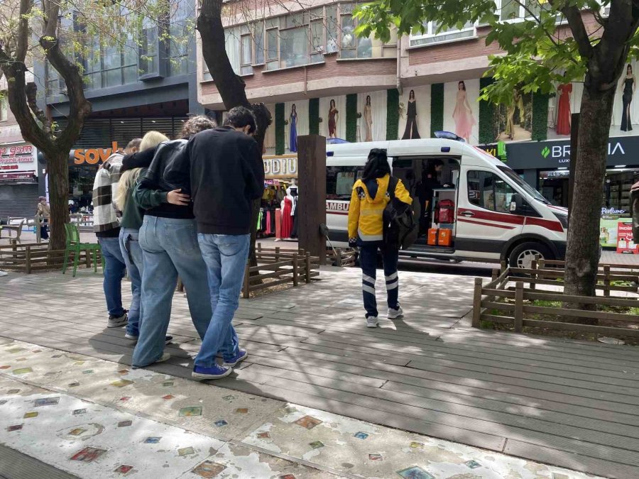 Mağazada Yere Düşen Kadın Yaralandı