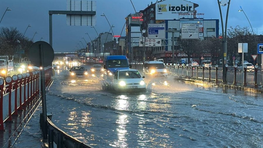 Sağanak Yağış Kayseri’de Hayatı Olumsuz Etkiledi