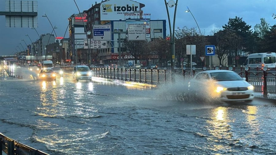 Sağanak Yağış Kayseri’de Hayatı Olumsuz Etkiledi