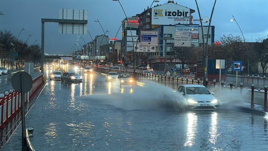 Sağanak Yağış Kayseri’de Hayatı Olumsuz Etkiledi