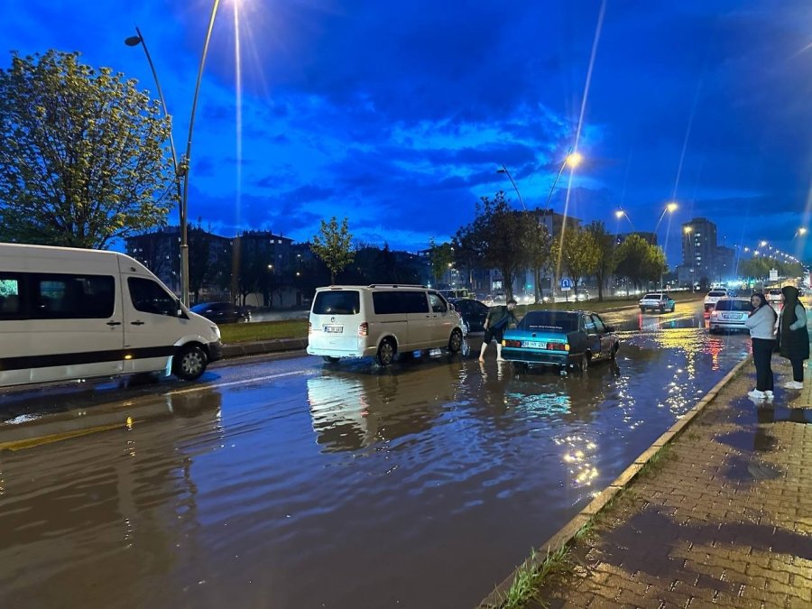 Sağanak Yağış Kayseri’de Hayatı Olumsuz Etkiledi