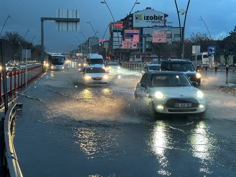 Sağanak Yağış Kayseri’de Hayatı Olumsuz Etkiledi