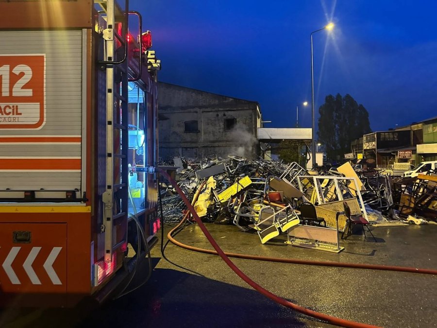 Yıldırım Düşen Hurdalığın Bahçesinde Yangın Çıktı