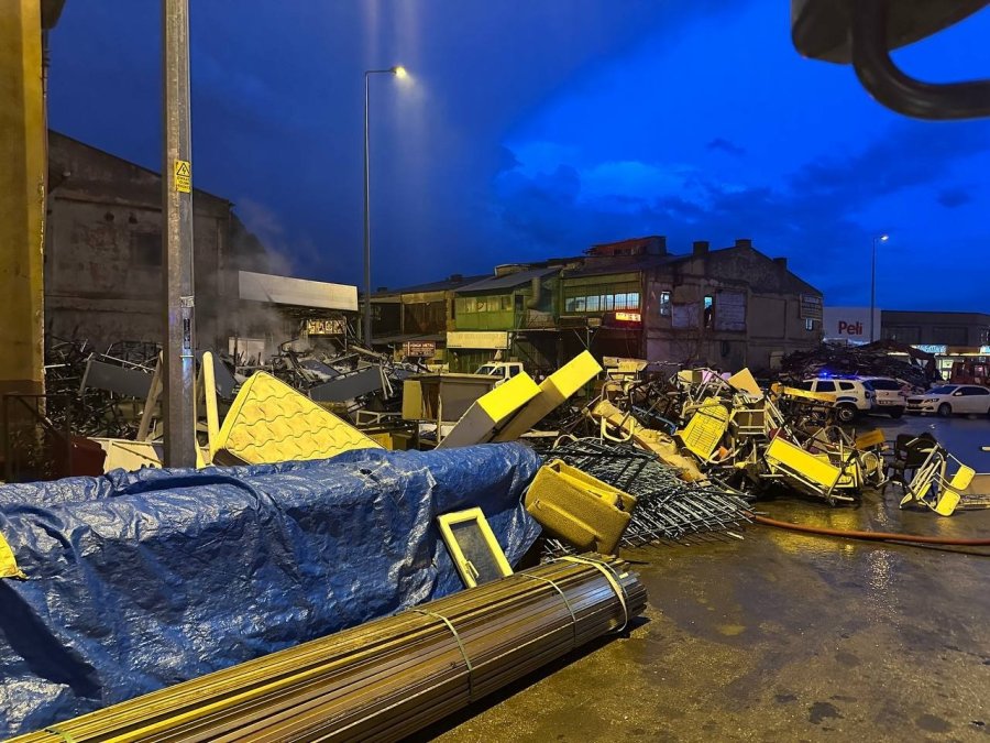 Yıldırım Düşen Hurdalığın Bahçesinde Yangın Çıktı