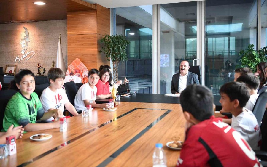 Başkan Kotan Şampiyon Sporcuları Ağırladı