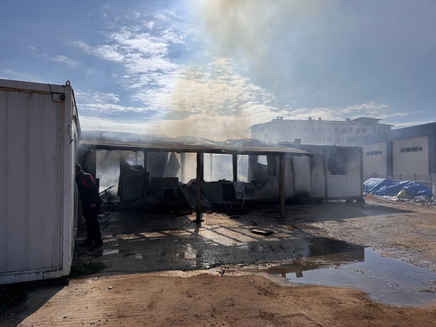 Konya’da Okul İnşaatında 7 Konteyner Yandı