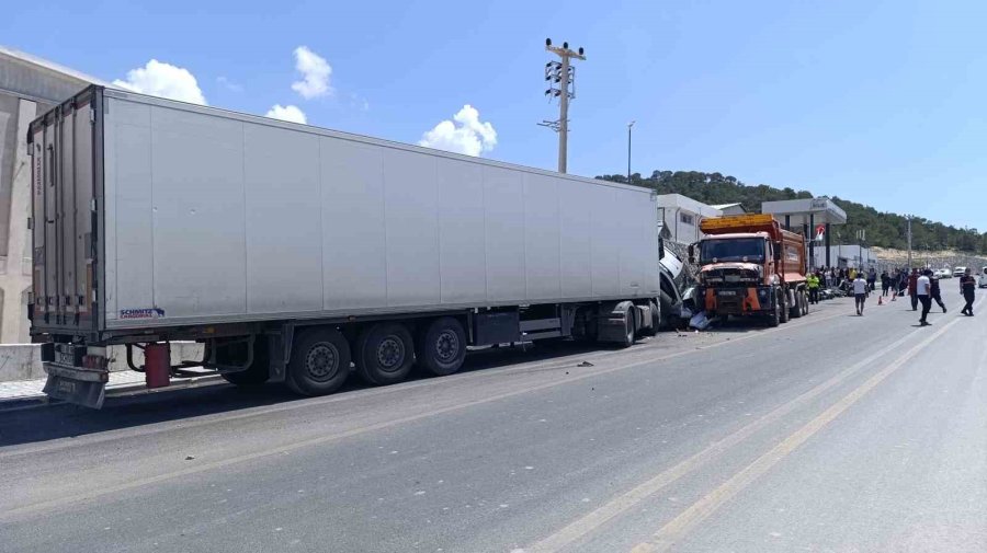 Kamyon Yoldan Çıktı Önüne Gelen Taşıtı Ezdi: 13 Motosiklet, 3 Araç Zarar Gördü