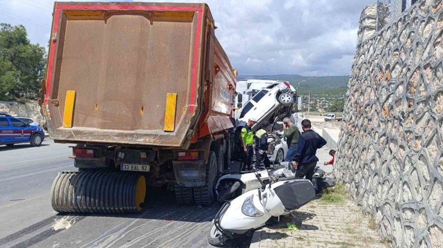 Kamyon Yoldan Çıktı Önüne Gelen Taşıtı Ezdi: 13 Motosiklet, 3 Araç Zarar Gördü