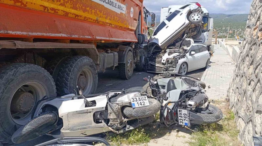 Kamyon Yoldan Çıktı Önüne Gelen Taşıtı Ezdi: 13 Motosiklet, 3 Araç Zarar Gördü