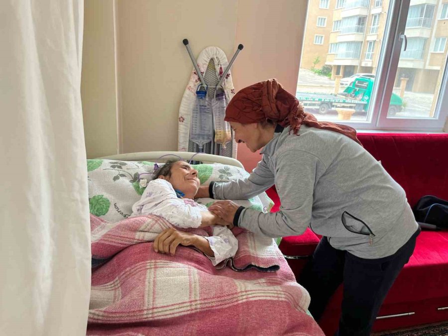 Alzheimer Annesine Bakmak İçin Diktiği Toka İçin Siparişleri Patladı