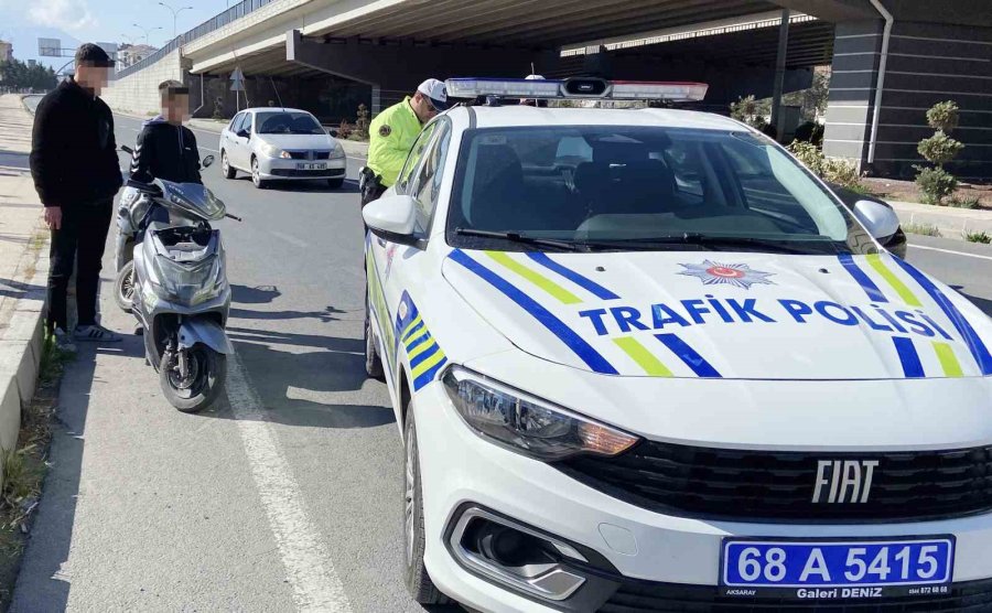16 Yaşında Ehliyetsiz, Plakasız Ve Kasksız Motora Bindi, 54 Bin Lira Ceza Yedi