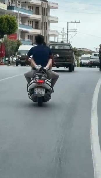 Motosiklette Kucağında Yolcu Taşıyan Sürünce 32 Bin Tl Ceza