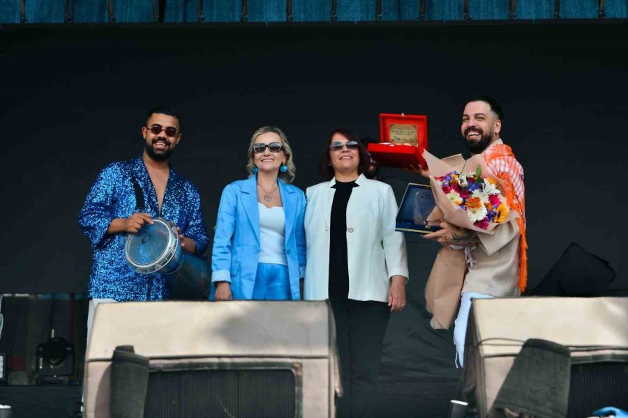 Kadınlar En Çok Domatesi Yemek İçin Yarıştı: Birinci 1,5 Kilo Üzerinde Domates Yedi