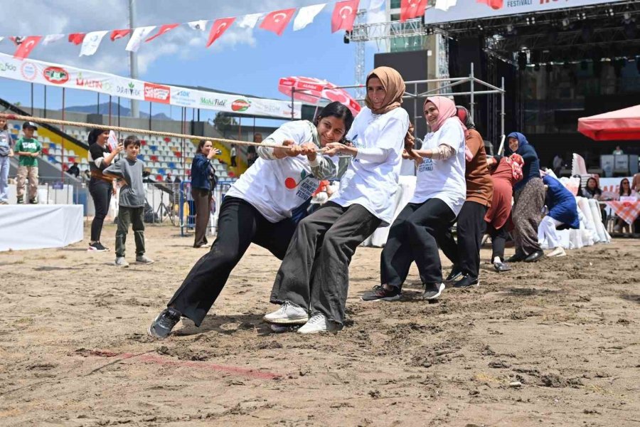 Kadınlar En Çok Domatesi Yemek İçin Yarıştı: Birinci 1,5 Kilo Üzerinde Domates Yedi