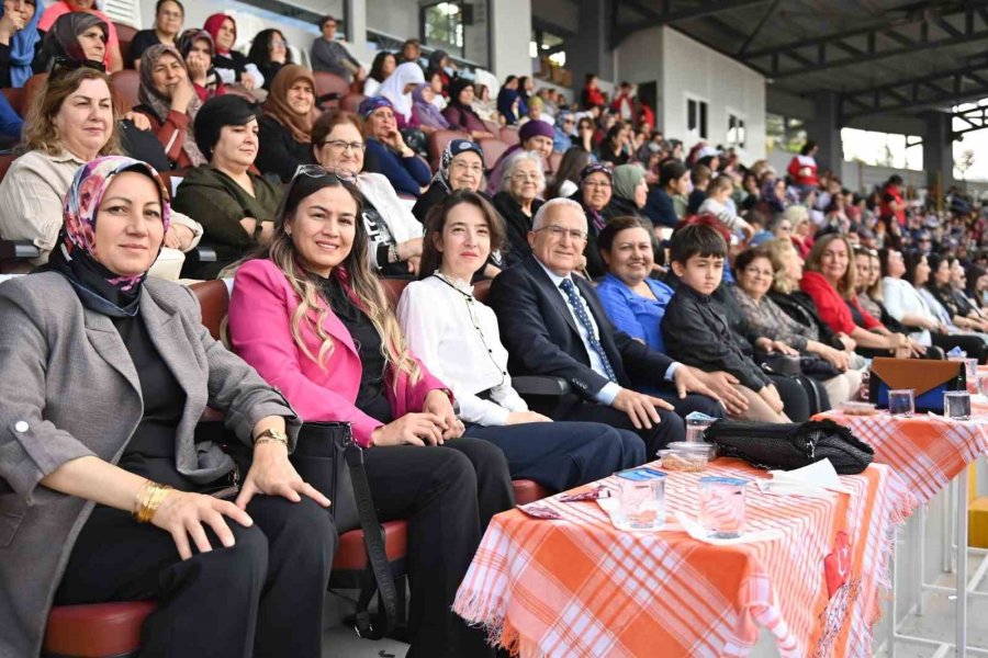 Kadınlar En Çok Domatesi Yemek İçin Yarıştı: Birinci 1,5 Kilo Üzerinde Domates Yedi