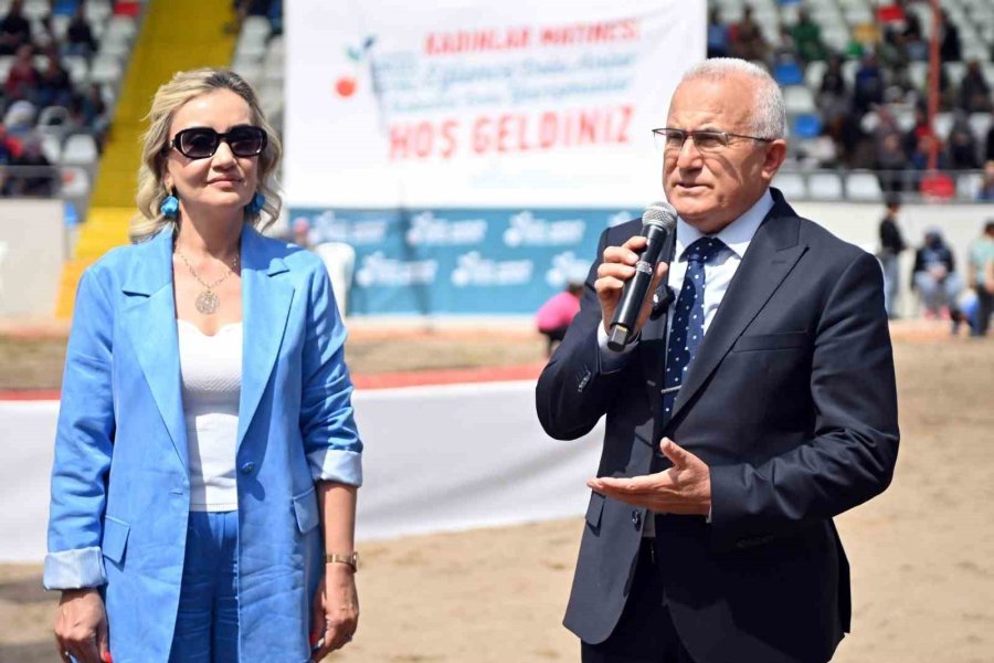 Kadınlar En Çok Domatesi Yemek İçin Yarıştı: Birinci 1,5 Kilo Üzerinde Domates Yedi