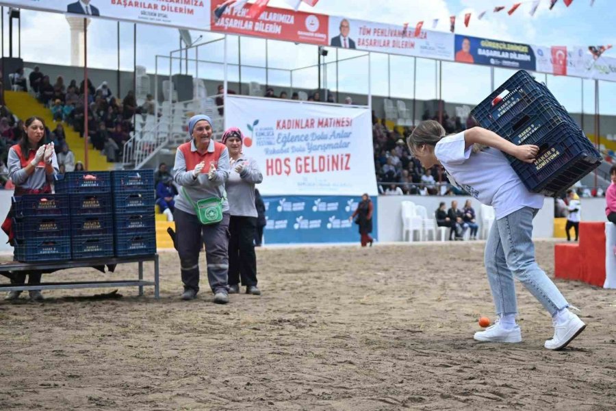 Kadınlar En Çok Domatesi Yemek İçin Yarıştı: Birinci 1,5 Kilo Üzerinde Domates Yedi