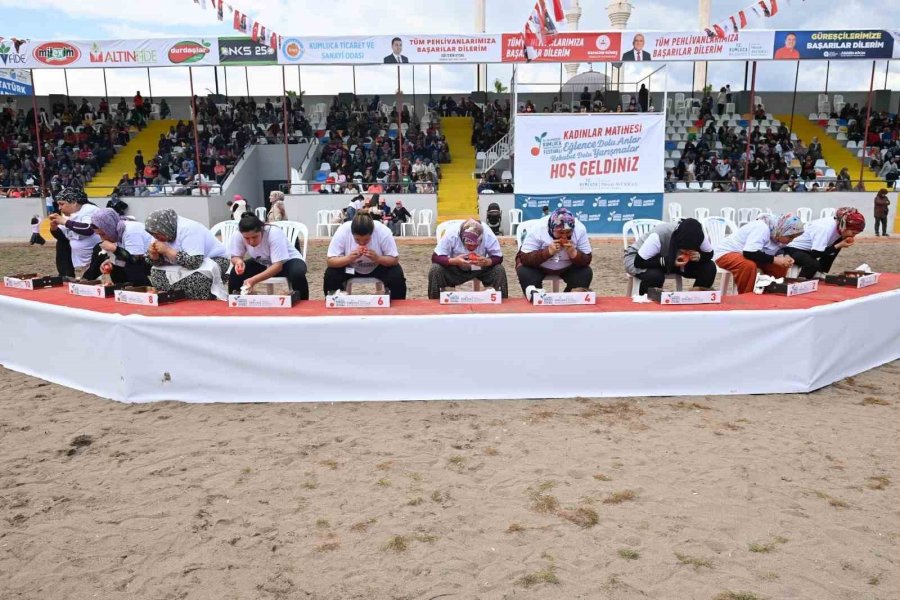 Kadınlar En Çok Domatesi Yemek İçin Yarıştı: Birinci 1,5 Kilo Üzerinde Domates Yedi