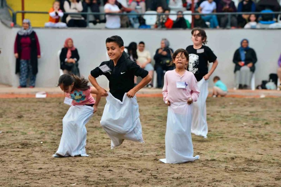 Kadınlar En Çok Domatesi Yemek İçin Yarıştı: Birinci 1,5 Kilo Üzerinde Domates Yedi
