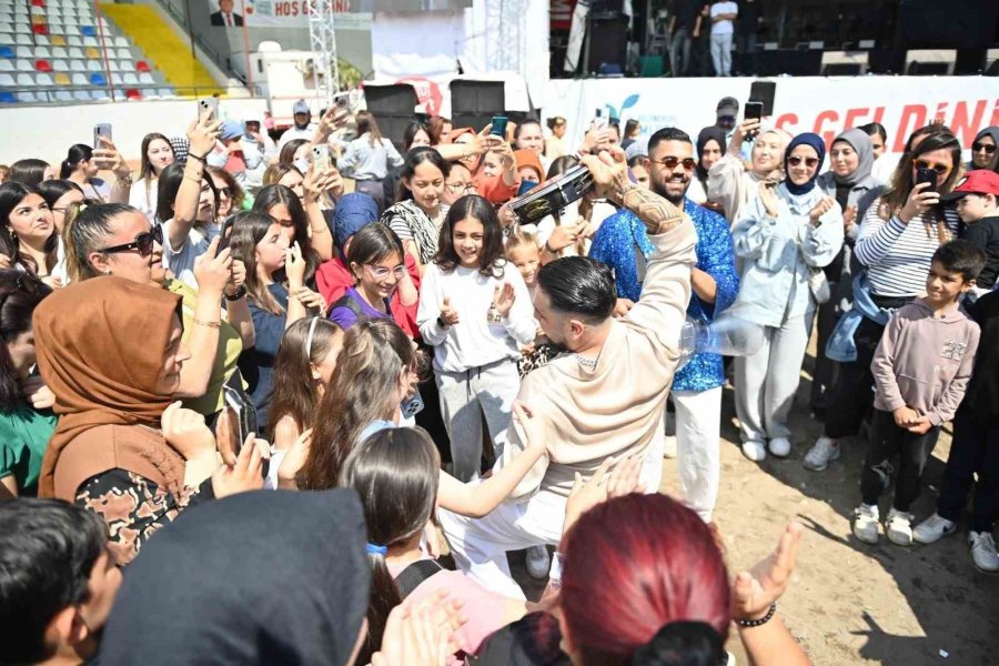 Kadınlar En Çok Domatesi Yemek İçin Yarıştı: Birinci 1,5 Kilo Üzerinde Domates Yedi