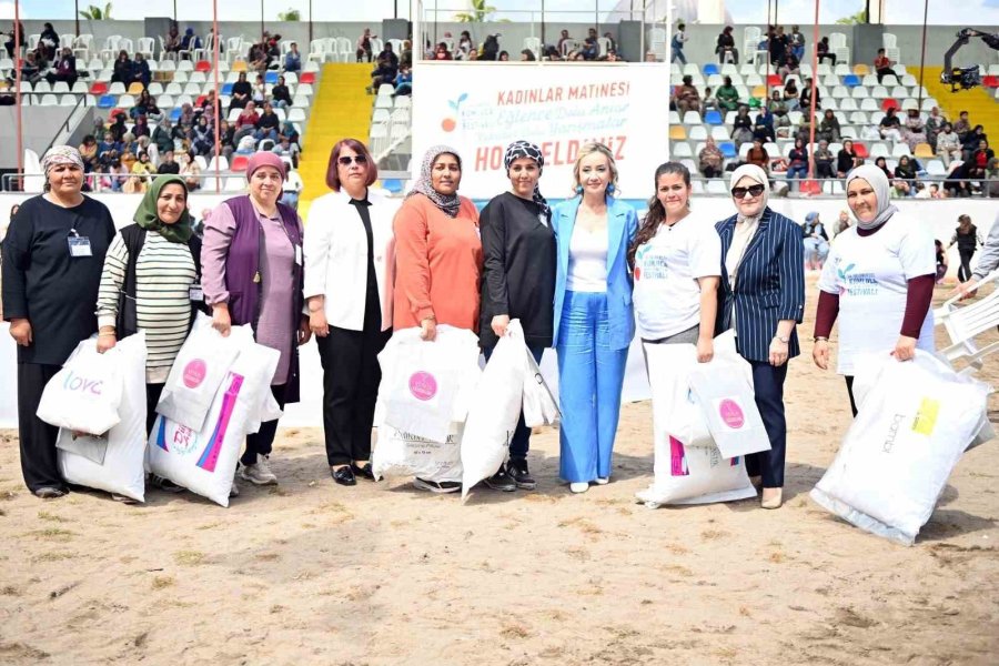 Kadınlar En Çok Domatesi Yemek İçin Yarıştı: Birinci 1,5 Kilo Üzerinde Domates Yedi