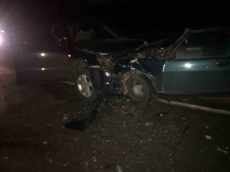 Araçlar Kafa Kafaya Çarpıştı: 3 Yaralı