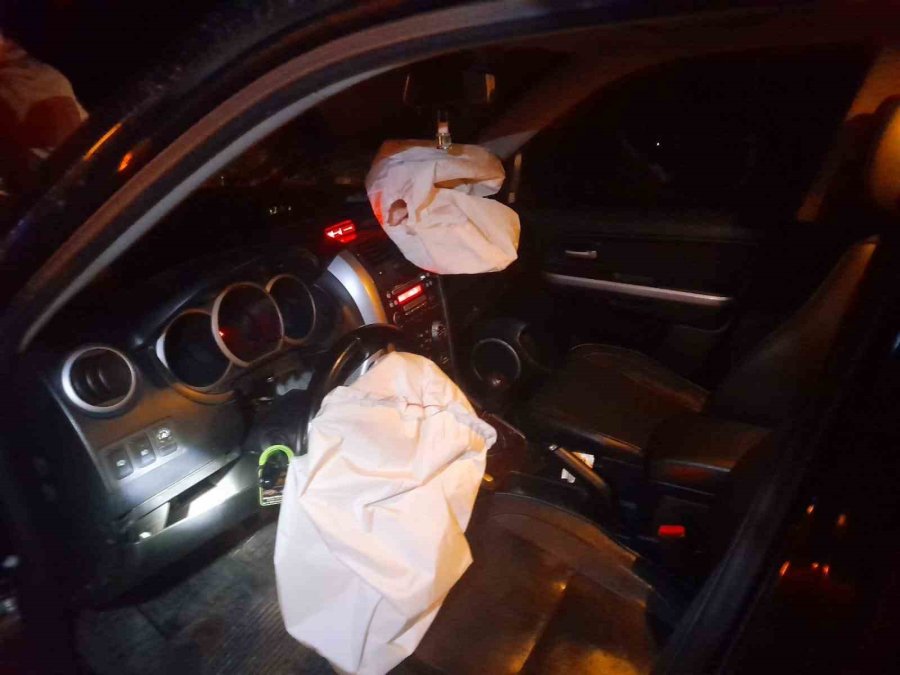 Araçlar Kafa Kafaya Çarpıştı: 3 Yaralı