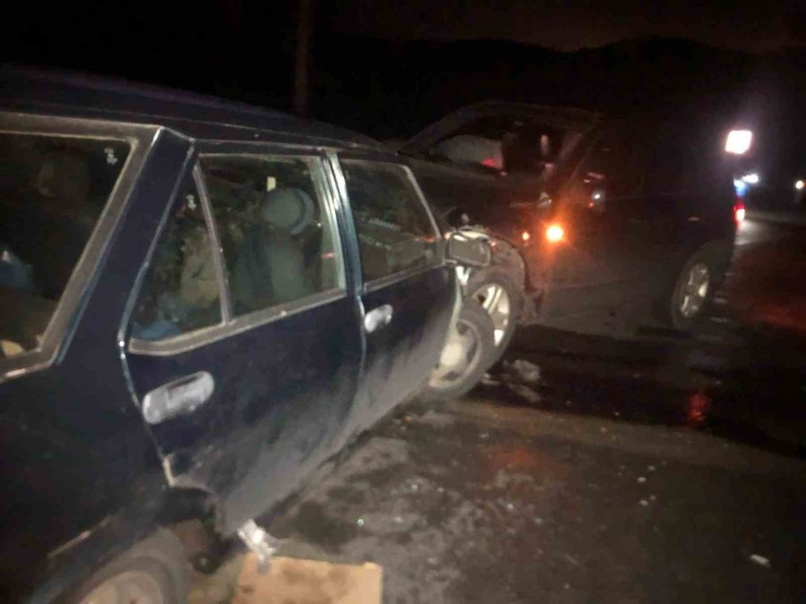 Araçlar Kafa Kafaya Çarpıştı: 3 Yaralı