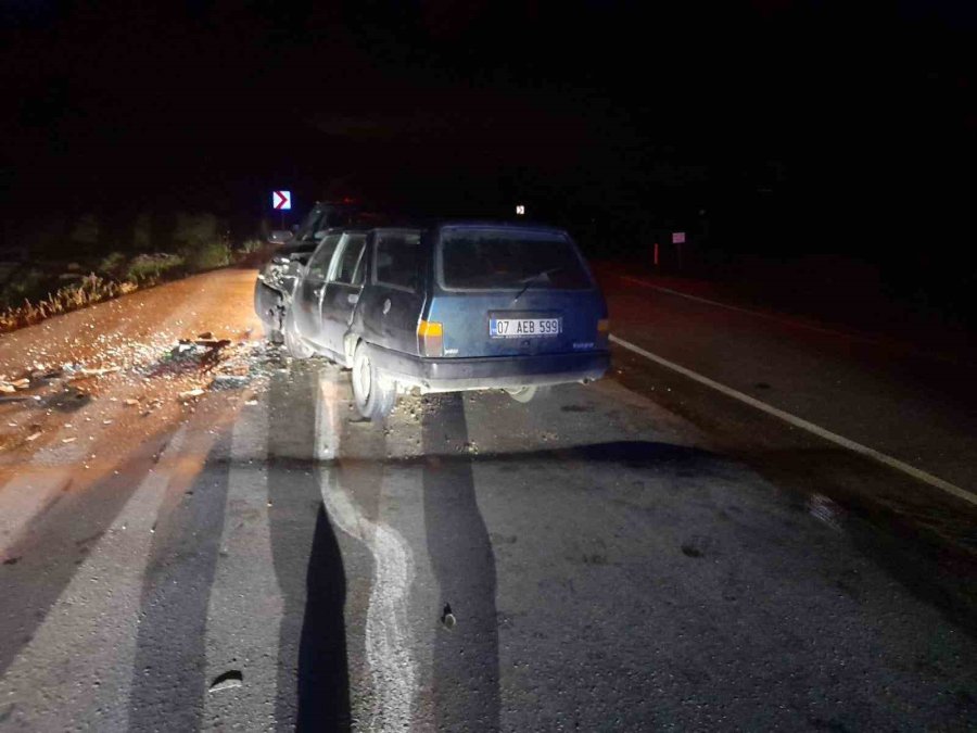 Araçlar Kafa Kafaya Çarpıştı: 3 Yaralı