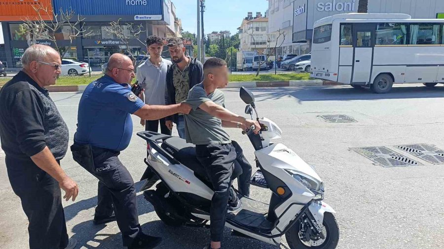 Aynı Noktada Peş Peşe Motosiklet Kazaları: Polis Ve Sağlık Ekipleri Hangisine Yetişeceğini Şaşırdı