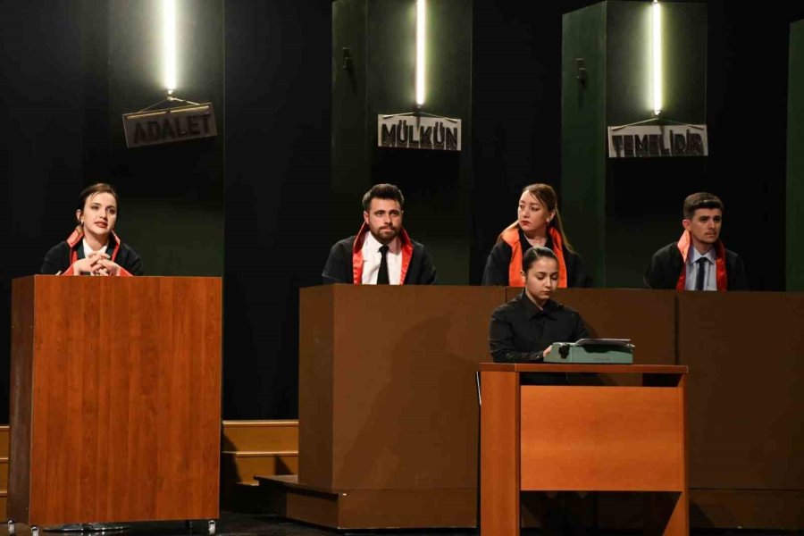 Eskişehir Cumhuriyet Başsavcılığı Yargı Mensuplarınca Hazırlanan "reis Bey" Oyunu Sahnelendi