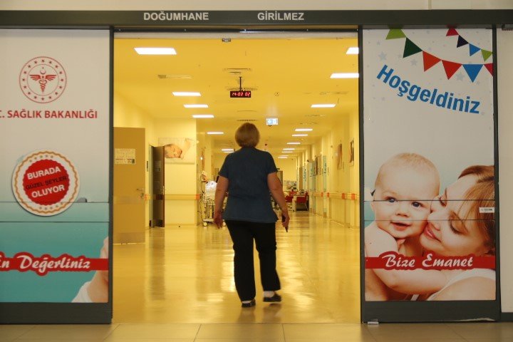 Kaynanasının Eline Doğduğunu Kız İsteme Merasiminde Fark Etti