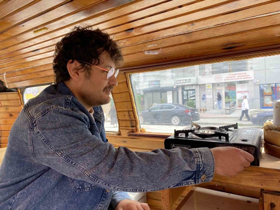 Deprem Sonrası Antakya’dan Eskişehir’e Geldiği Minibüsü Karavana Çevirdi